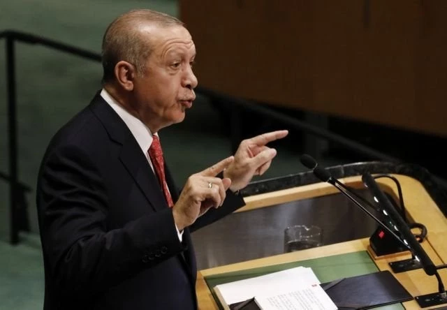 Ερντογάν: Υποβαθμίζει την οικονομική κρίση – Ζητά τον Γκιουλέν από τις ΗΠΑ